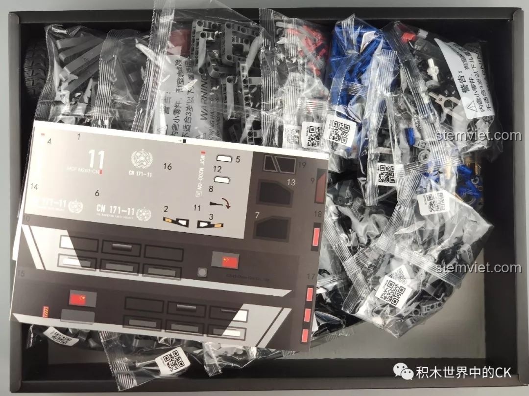 Bên trong hộp bộ lắp ráp Xe Vận Chuyển Quân Sự CN171-11 Lưu Lạc Địa Cầu ONEBOT OBLDQ16AIQI với các túi chi tiết và decal.