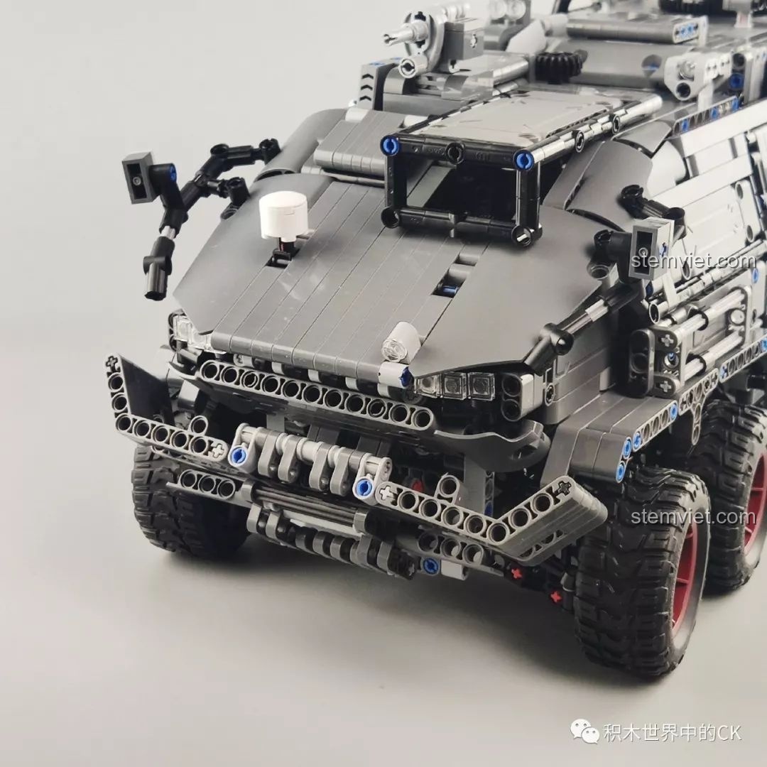 Cận cảnh bánh xe và hệ thống treo của mô hình Xe Vận Chuyển Quân Sự CN171-11 ONEBOT.