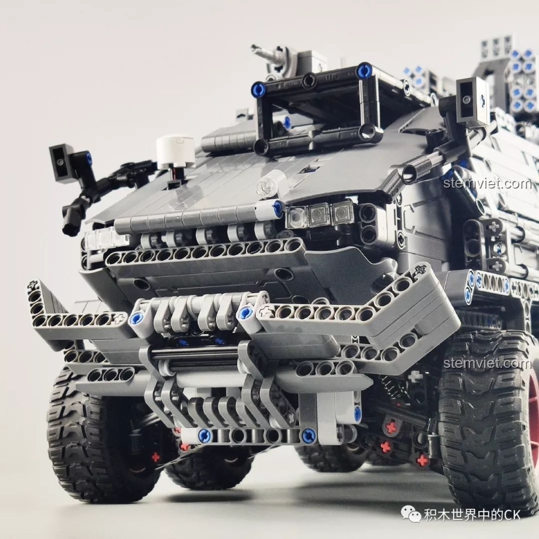 Góc nhìn khác về bánh xe của mô hình Xe Vận Chuyển Quân Sự CN171-11 ONEBOT.