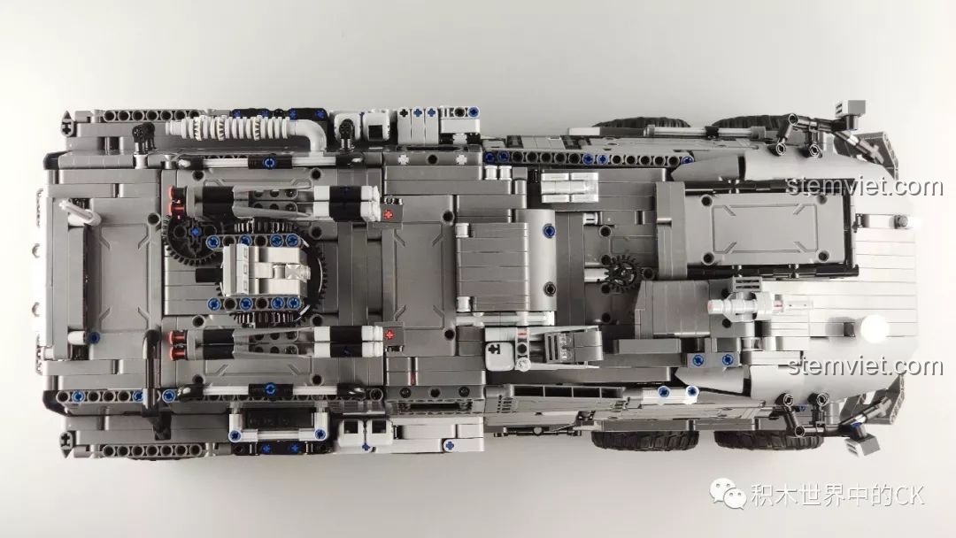 Cận cảnh phần đầu của mô hình Xe Vận Chuyển Quân Sự CN171-11 Lưu Lạc Địa Cầu ONEBOT OBLDQ16AIQI.