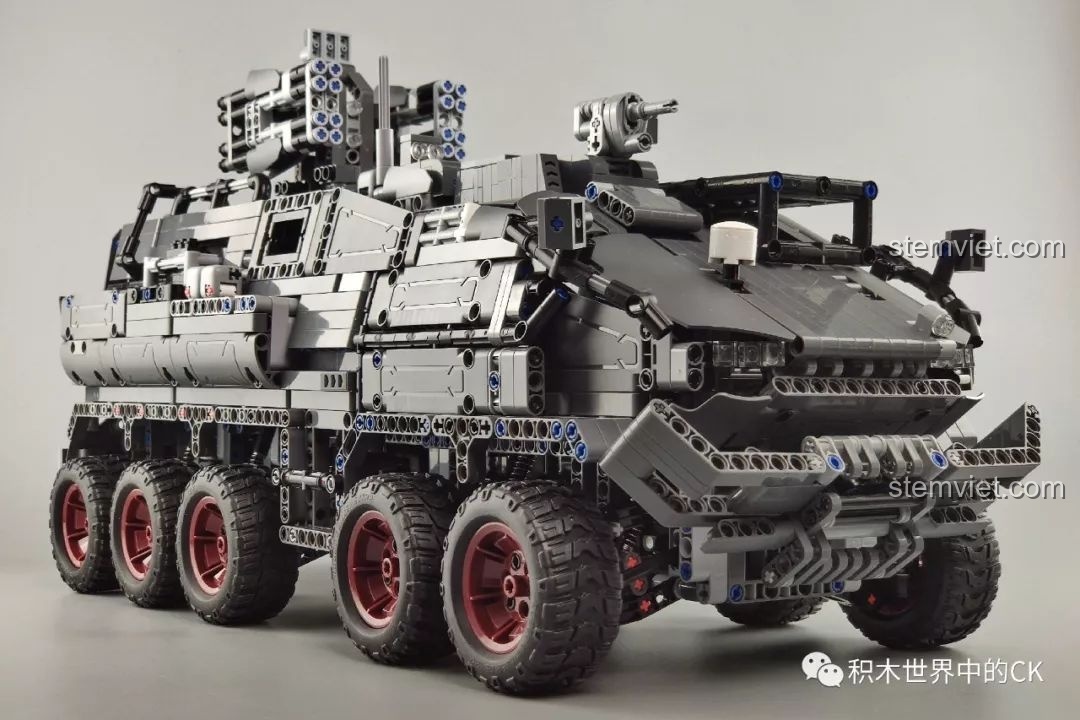 Cận cảnh phần đầu của mô hình Xe Vận Chuyển Quân Sự CN171-11 Lưu Lạc Địa Cầu ONEBOT OBLDQ16AIQI từ góc thấp.