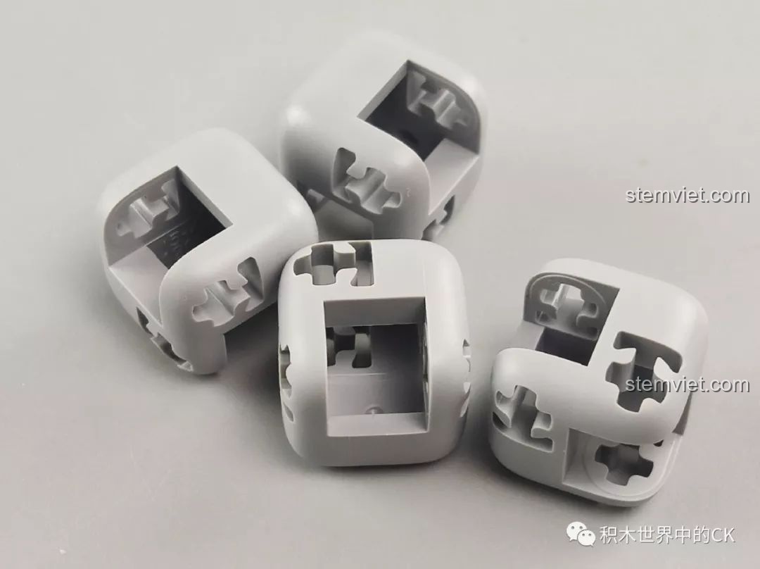 Các mảnh ghép cong và góc cạnh của bộ lắp ráp Xe Vận Chuyển Quân Sự CN171-11 ONEBOT.