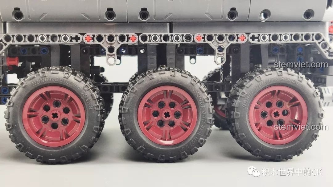 Cận cảnh phần thân xe của mô hình Xe Vận Chuyển Quân Sự CN171-11 ONEBOT từ góc thấp.