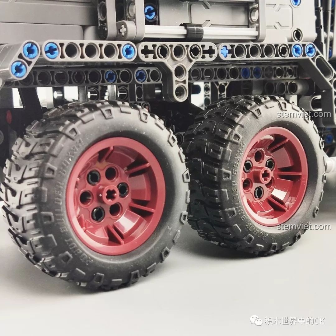 Cửa bên hông xe của mô hình Xe Vận Chuyển Quân Sự CN171-11 ONEBOT có thể mở ra.