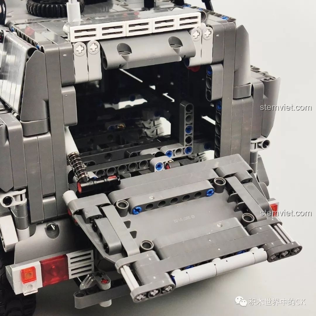 Chi tiết động cơ bên trong của mô hình Xe Vận Chuyển Quân Sự CN171-11 ONEBOT.