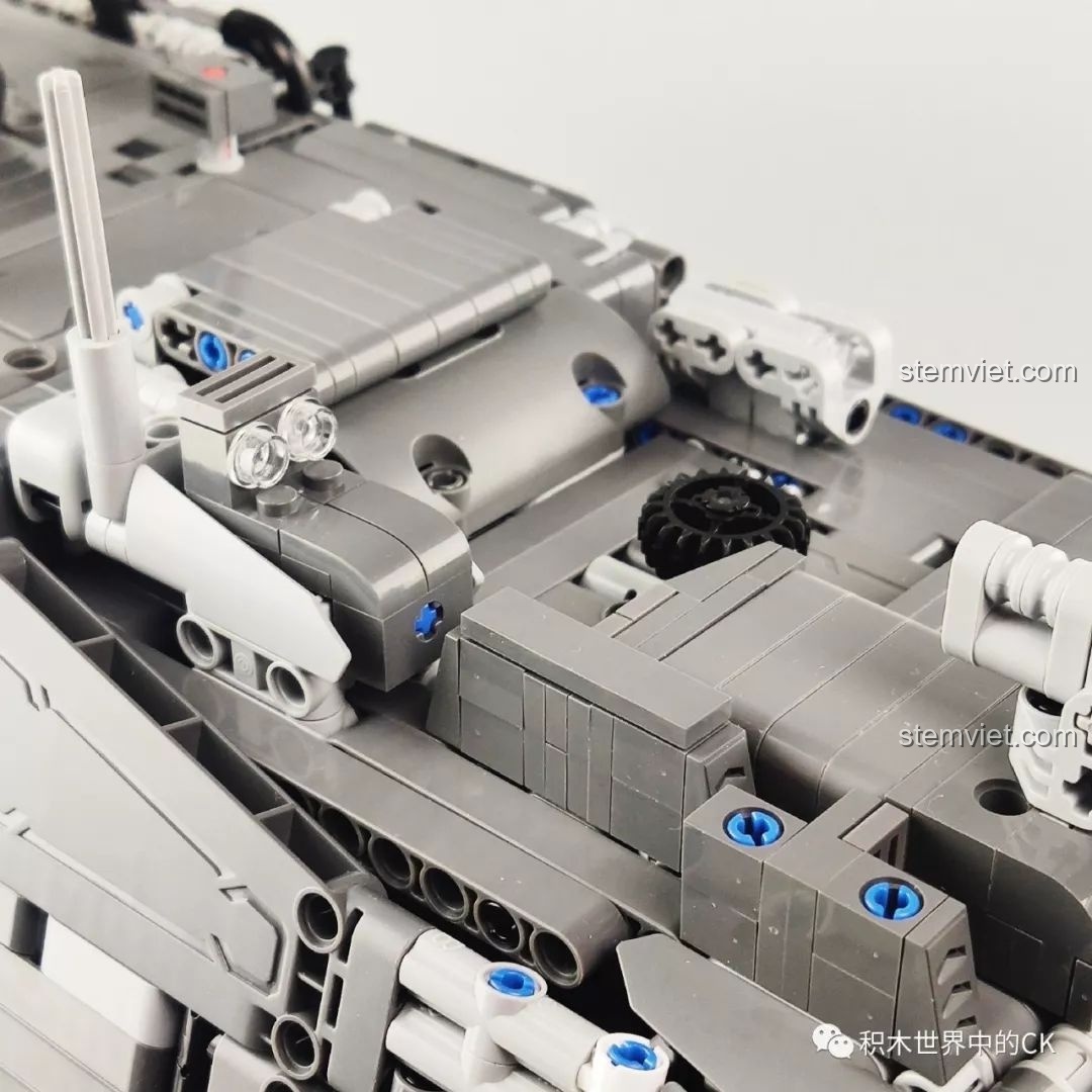 Cận cảnh phần đuôi xe của mô hình Xe Vận Chuyển Quân Sự CN171-11 ONEBOT.