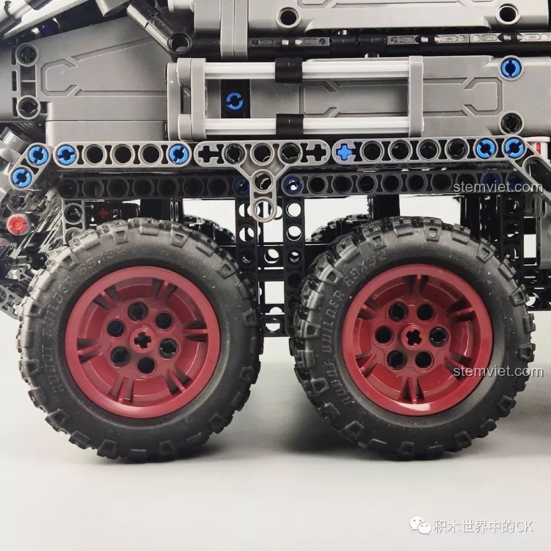 Hệ thống bánh xe đồng bộ của mô hình Xe Vận Chuyển Quân Sự CN171-11 ONEBOT.