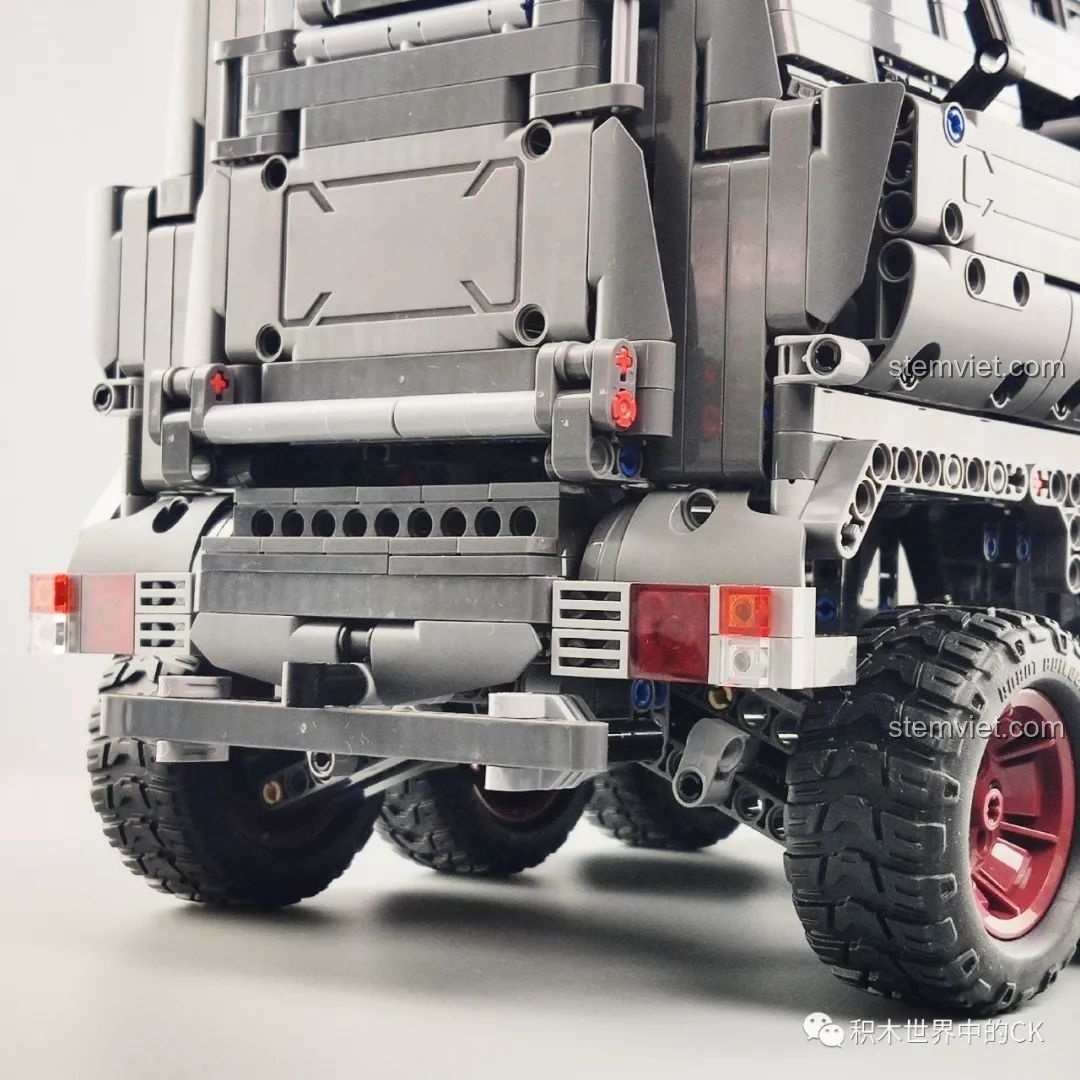 Cận cảnh hệ thống treo và bánh xe của mô hình Xe Vận Chuyển Quân Sự CN171-11 ONEBOT.