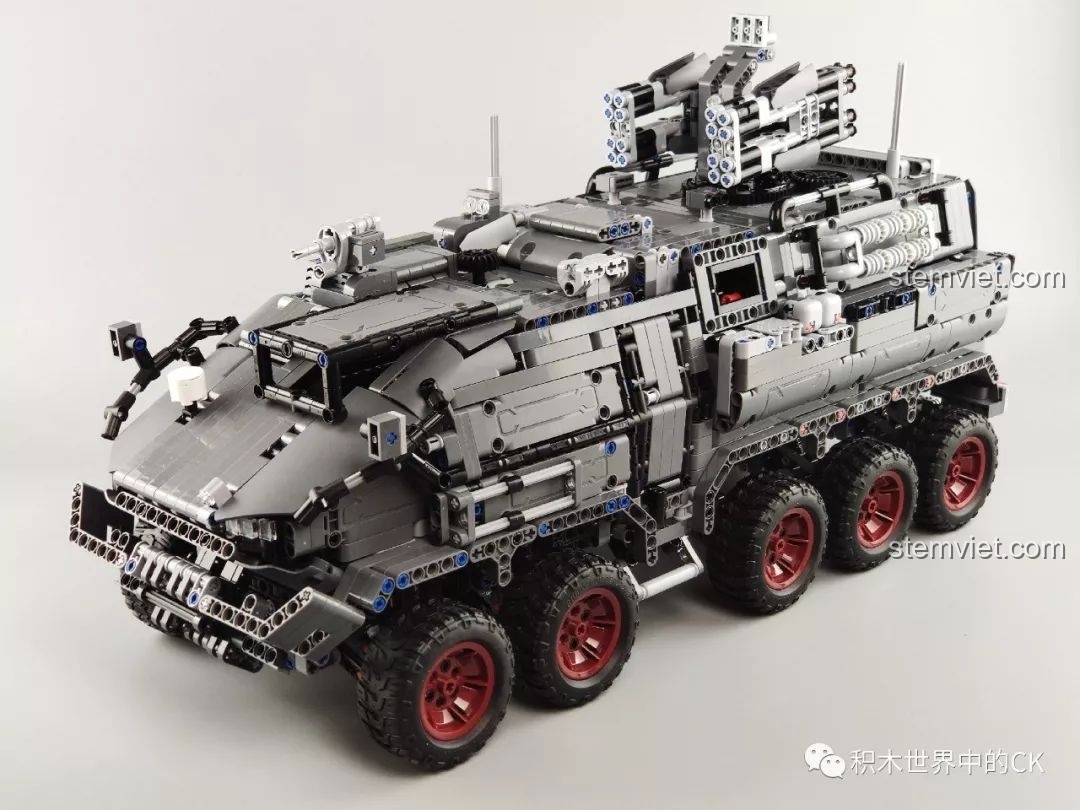 Mô hình Xe Vận Chuyển Quân Sự CN171-11 Lưu Lạc Địa Cầu ONEBOT OBLDQ16AIQI hoàn chỉnh từ góc nhìn 3/4.