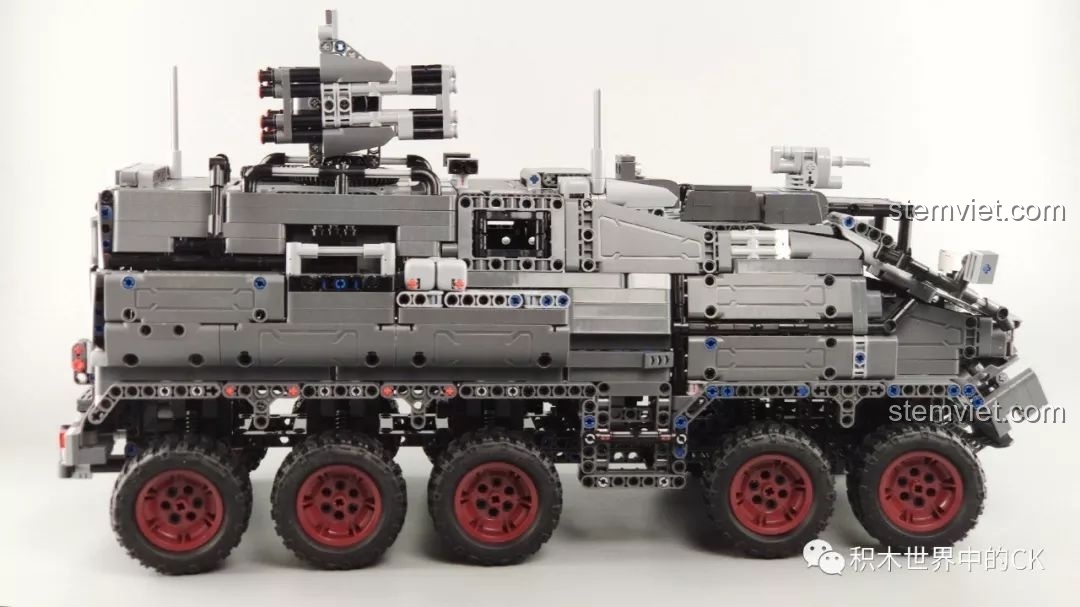 Mô hình Xe Vận Chuyển Quân Sự CN171-11 Lưu Lạc Địa Cầu ONEBOT OBLDQ16AIQI nhìn từ phía dưới.