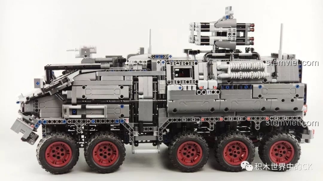 Mô hình Xe Vận Chuyển Quân Sự CN171-11 Lưu Lạc Địa Cầu ONEBOT OBLDQ16AIQI nhìn từ bên hông.