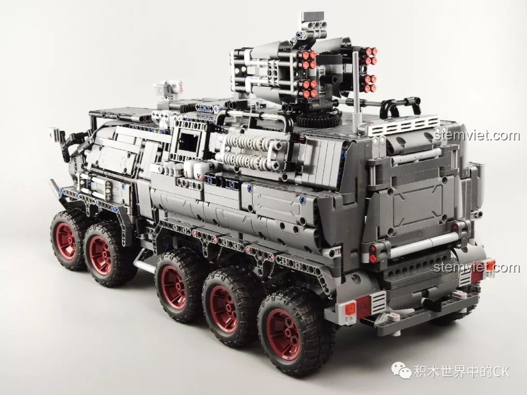 Mô hình Xe Vận Chuyển Quân Sự CN171-11 Lưu Lạc Địa Cầu ONEBOT OBLDQ16AIQI hoàn chỉnh từ góc nhìn 3/4 phía sau.