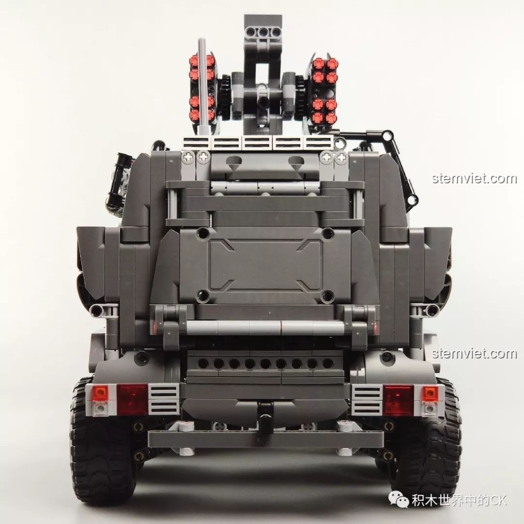 Mô hình Xe Vận Chuyển Quân Sự CN171-11 Lưu Lạc Địa Cầu ONEBOT OBLDQ16AIQI nhìn từ phía sau.