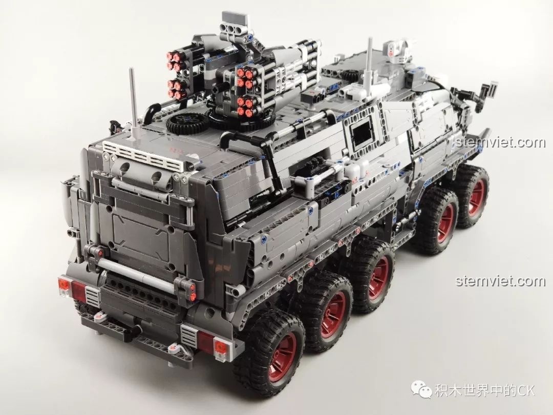 Mô hình Xe Vận Chuyển Quân Sự CN171-11 Lưu Lạc Địa Cầu ONEBOT OBLDQ16AIQI nhìn từ trên cao.