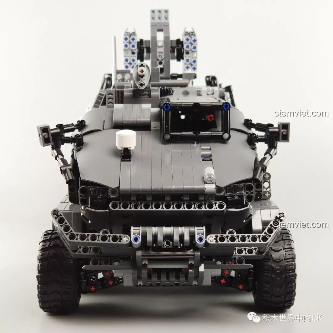 Mô hình Xe Vận Chuyển Quân Sự CN171-11 Lưu Lạc Địa Cầu ONEBOT OBLDQ16AIQI nhìn từ phía trước.