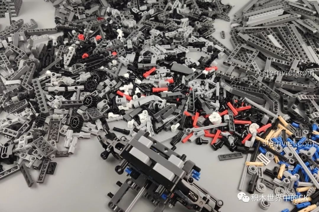 Các mảnh ghép Technic của bộ lắp ráp Xe Vận Chuyển Quân Sự CN171-11 Lưu Lạc Địa Cầu ONEBOT OBLDQ16AIQI.