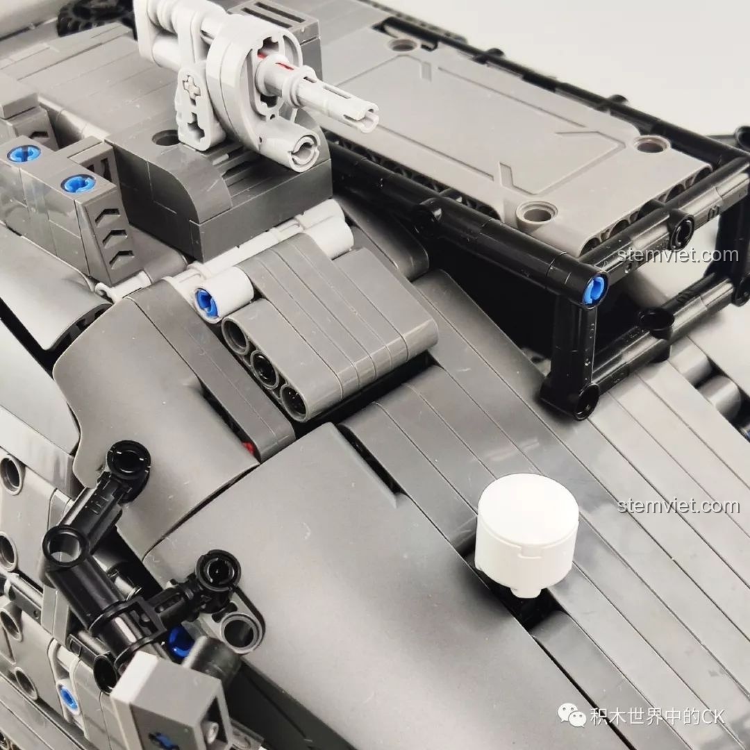 So sánh kích thước mô hình Xe Vận Chuyển Quân Sự CN171-11 ONEBOT OBLDQ16AIQI với một mô hình xe khác.