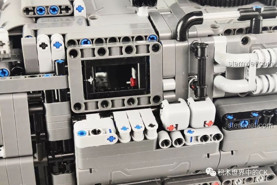 Chi tiết khẩu súng máy gắn trên nóc mô hình Xe Vận Chuyển Quân Sự CN171-11 ONEBOT.