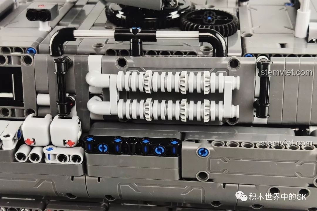 Minh họa khả năng điều chỉnh khẩu súng máy của mô hình Xe Vận Chuyển Quân Sự CN171-11 ONEBOT.