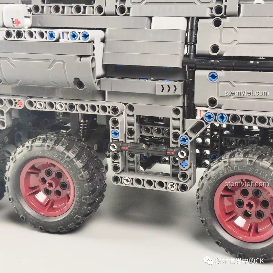 Góc nhìn tổng thể từ phía dưới của mô hình Xe Vận Chuyển Quân Sự CN171-11 ONEBOT.