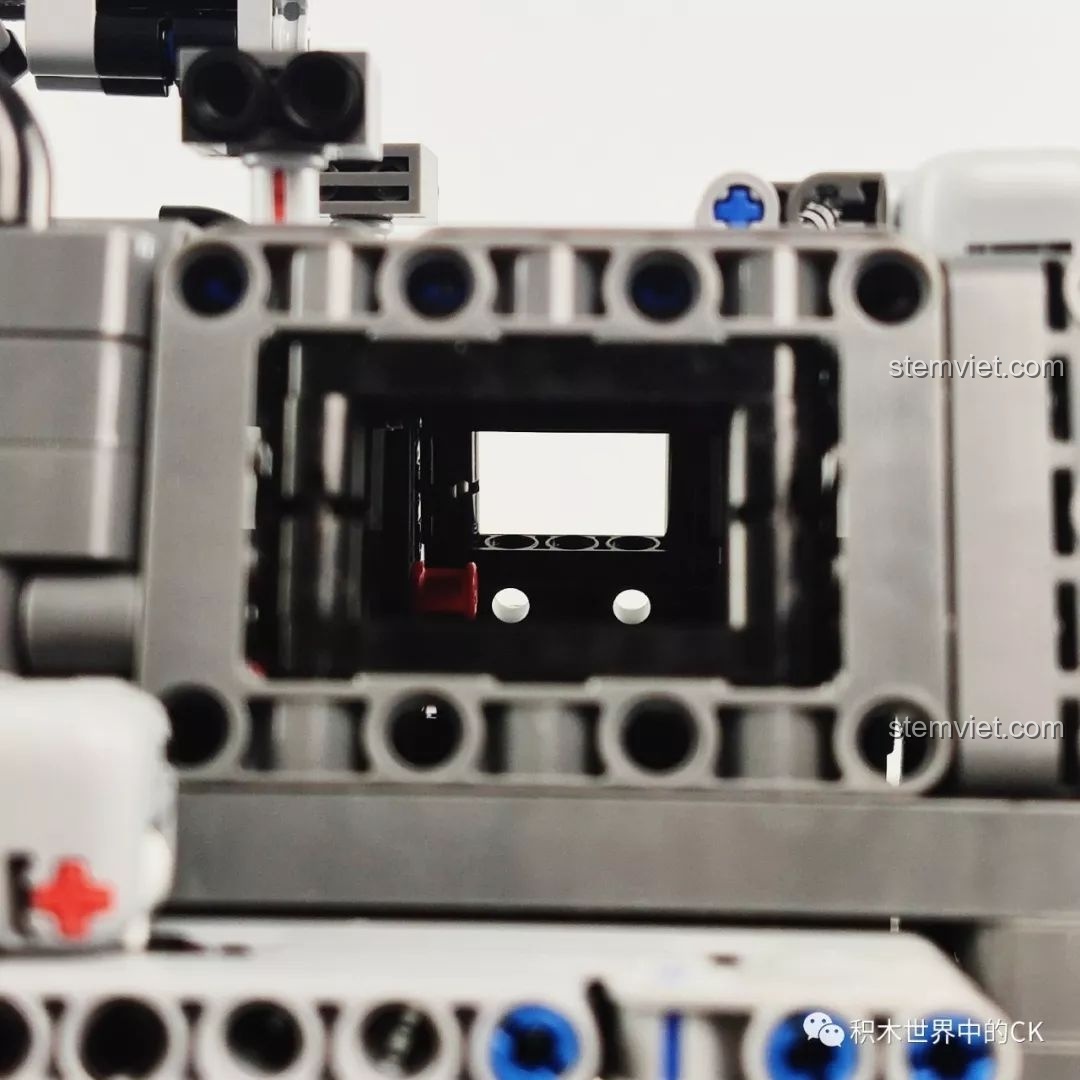 Góc nhìn tổng thể từ trên cao của mô hình Xe Vận Chuyển Quân Sự CN171-11 ONEBOT.