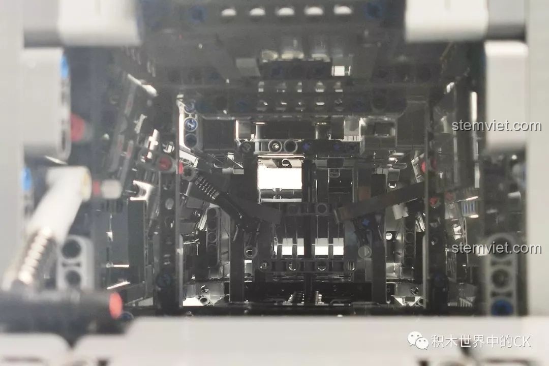 Góc nhìn tổng thể từ phía trước của mô hình Xe Vận Chuyển Quân Sự CN171-11 ONEBOT.