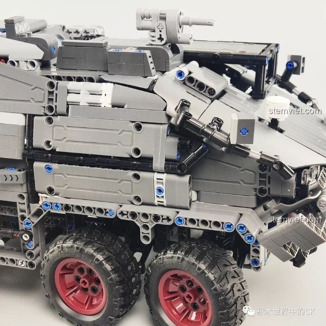 Mô hình Xe Vận Chuyển Quân Sự CN171-11 ONEBOT OBLDQ16AIQI đặt trên nền trắng.