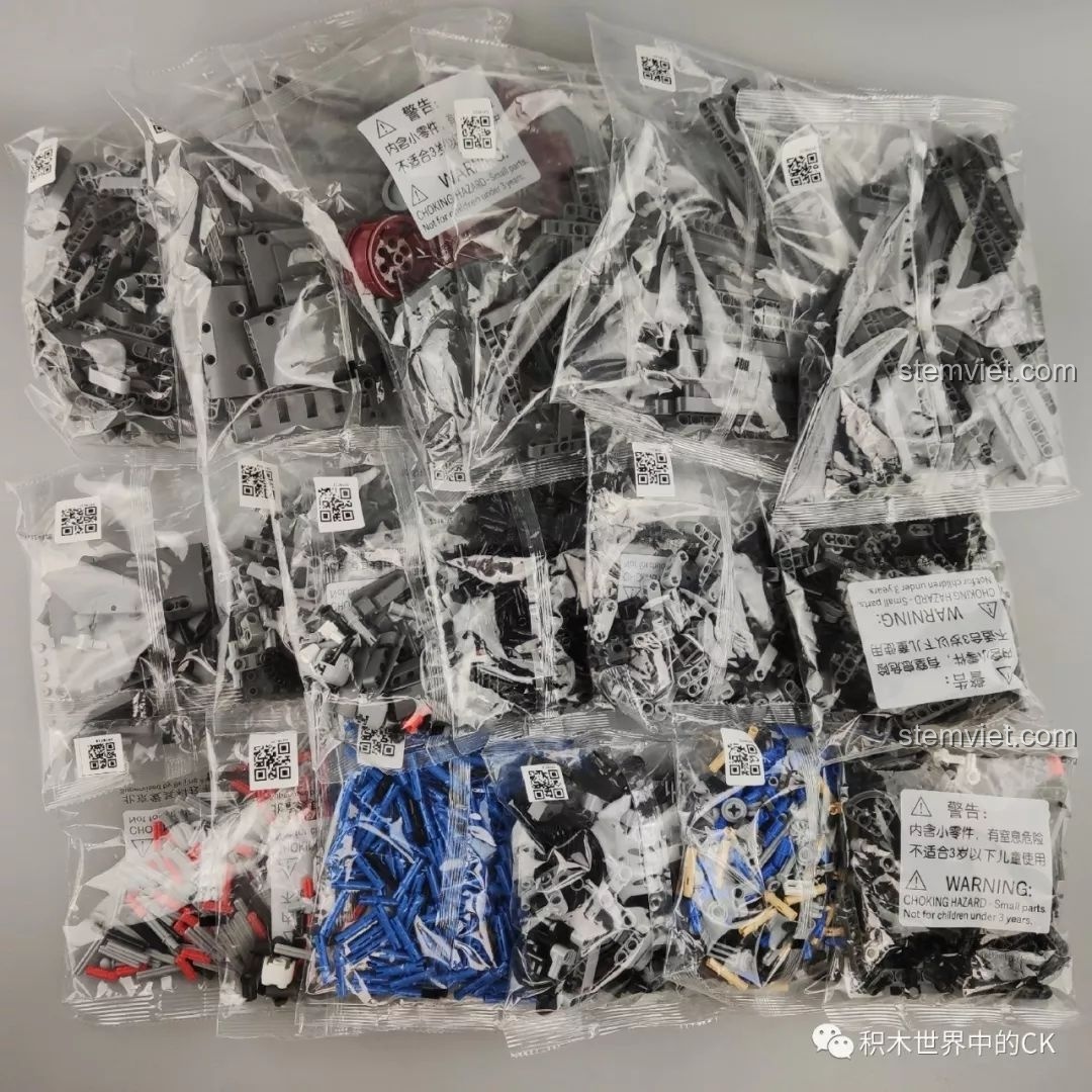 Các túi chi tiết được phân loại riêng biệt của bộ lắp ráp Xe Vận Chuyển Quân Sự CN171-11 ONEBOT OBLDQ16AIQI.