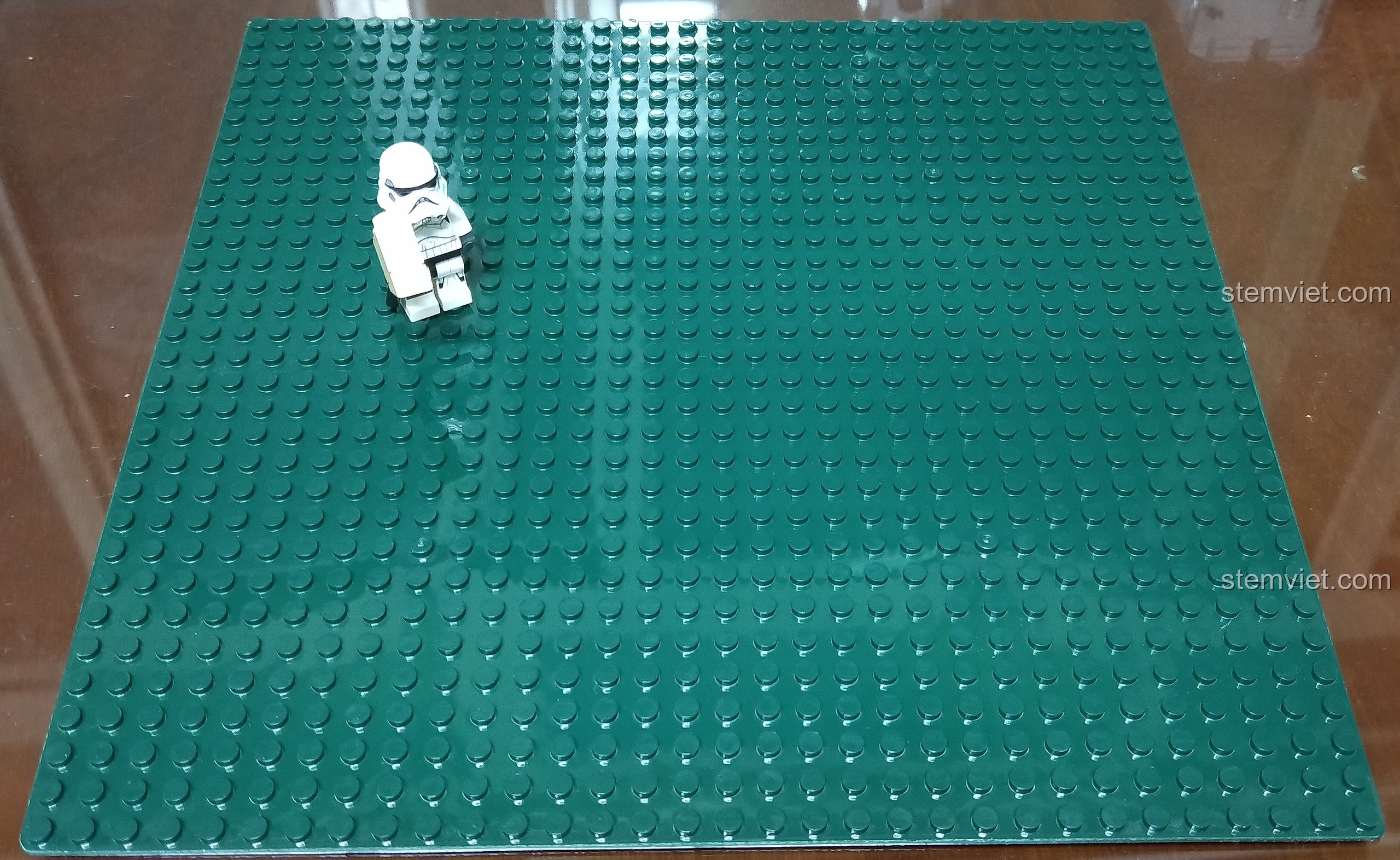 Tấm baseplate lớn màu xanh đậm của bộ XINGBAO XB01202, sẵn sàng để xây dựng nền móng cho ngôi nhà mơ ước.