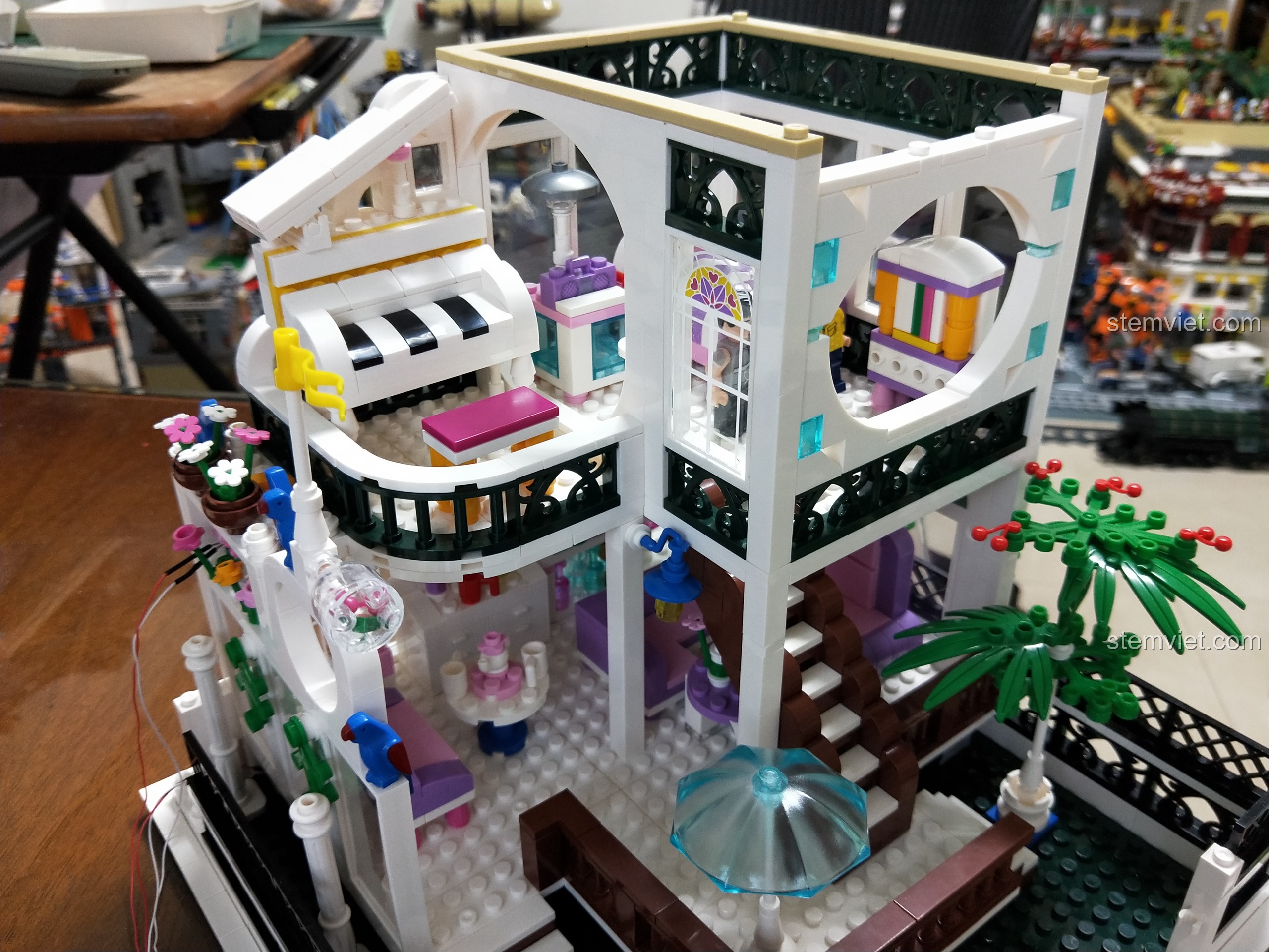 Cận cảnh cây đàn piano trắng và hồ bơi hình trái tim, hai chi tiết đặc biệt của bộ XINGBAO Ngôi nhà mơ ước.