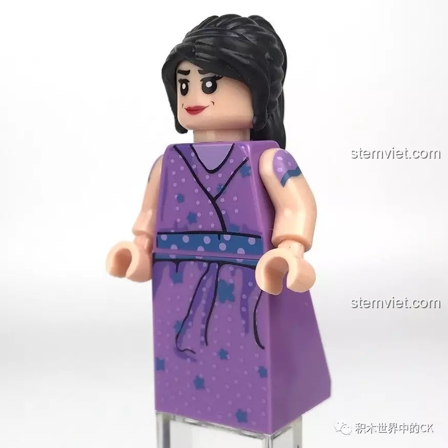 Góc nghiêng của minifigure Bà Lưu, thể hiện vẻ ngoài dịu dàng trong bộ Tòa nhà Làng Trong Phố.
