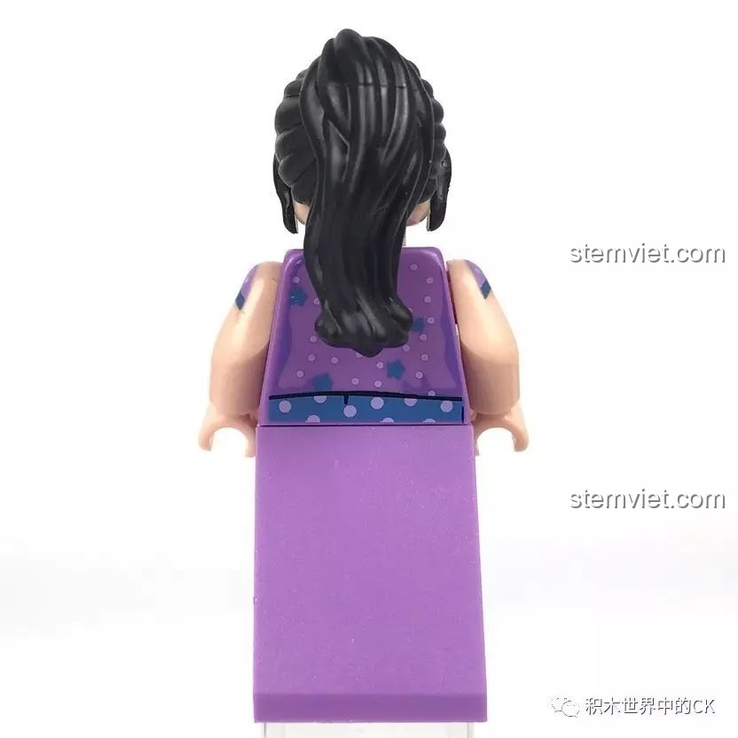 Mặt sau của minifigure Bà Lưu, cho thấy mái tóc búi và phần lưng váy tím trong bộ XINGBAO XB-01013.
