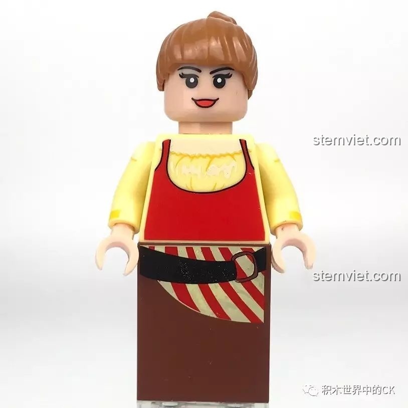 Minifigure Hồ Thu Nhiễm trong bộ lắp ghép Nhà Nghỉ Lạc Trong Làng Đô Thị, mặc váy nâu và áo yếm đỏ.