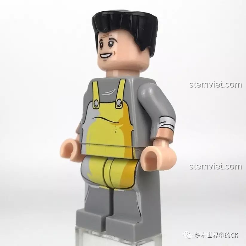 Góc nghiêng của minifigure Lão Lý trong bộ Tòa nhà Làng Trong Phố 1013, làm nổi bật thiết kế 3D của yếm.