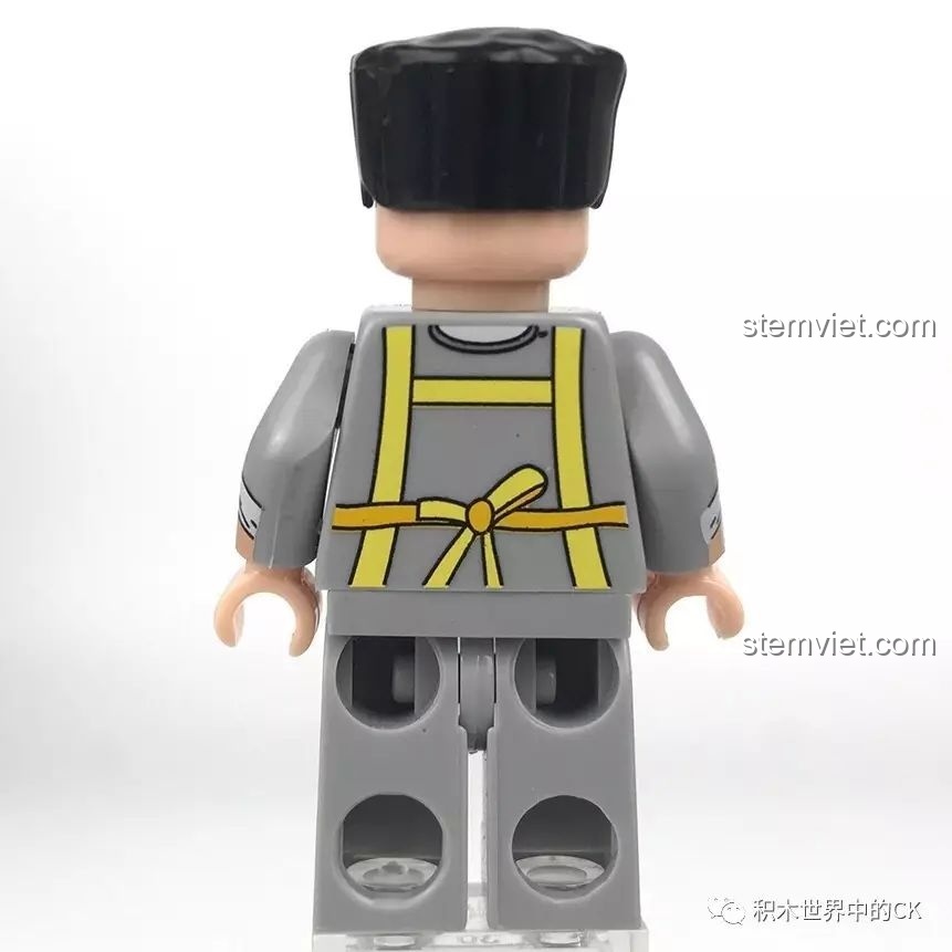 Mặt sau của minifigure Lão Lý từ bộ XINGBAO XB-01013, cho thấy chi tiết in hình dây yếm và nơ buộc.