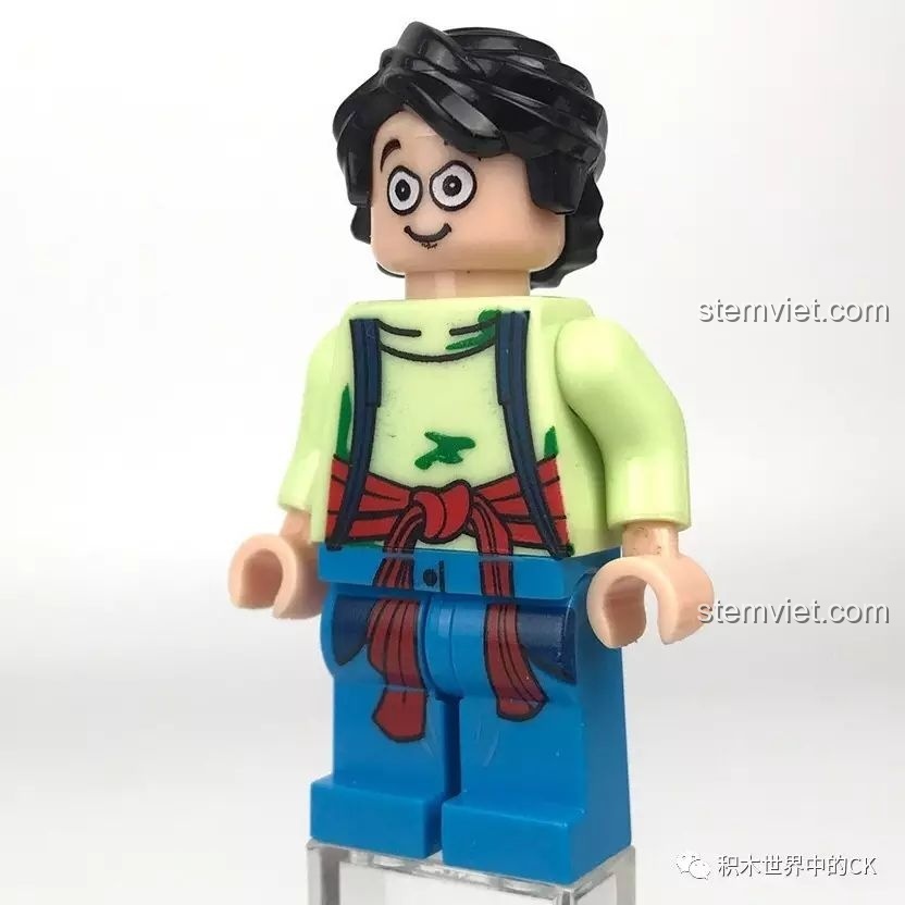 Góc nghiêng của minifigure Tiểu Đào, thể hiện sự kết hợp màu sắc và trang phục độc đáo.