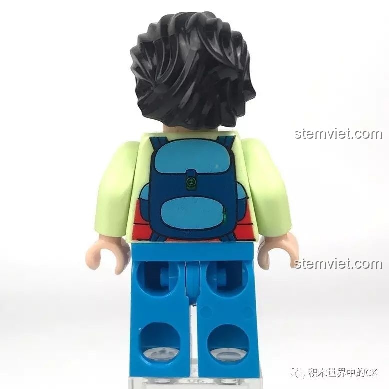 Mặt sau của minifigure Tiểu Đào, cho thấy chi tiết in hình balo màu xanh trong bộ XINGBAO XB-01013.