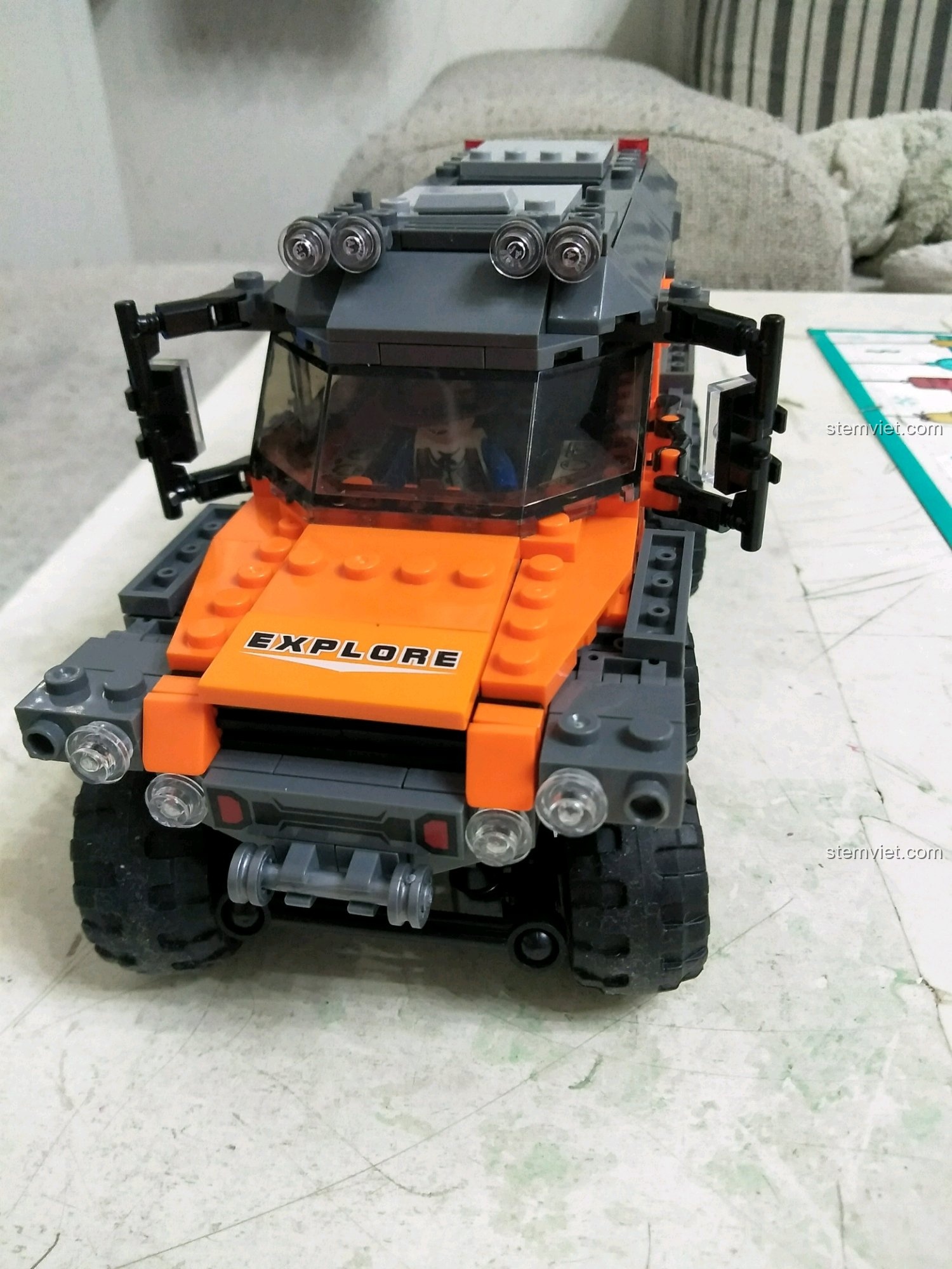 Mô hình Xe Địa Hình 8 Bánh Siberian Conqueror XB-03027 đã hoàn thành, nhìn từ phía trước, rất hầm hố và chi tiết.