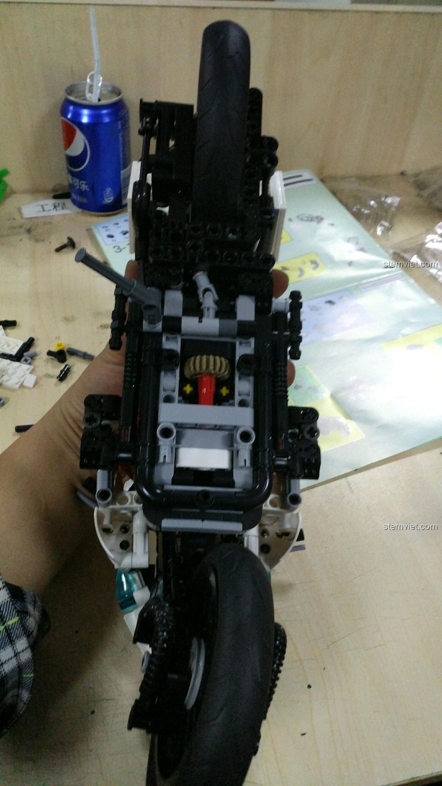 Cận cảnh cơ chế Technic và các chi tiết dưới gầm của mô hình XINGBAO XB-03019 Mô tô Cảnh sát BMW F700 GS Rallye.