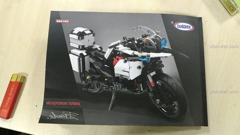 Hộp bộ lắp ráp XINGBAO XB-03019 Mô tô Cảnh sát BMW F700 GS Rallye, thể hiện rõ mô hình xe cảnh sát hoàn chỉnh.