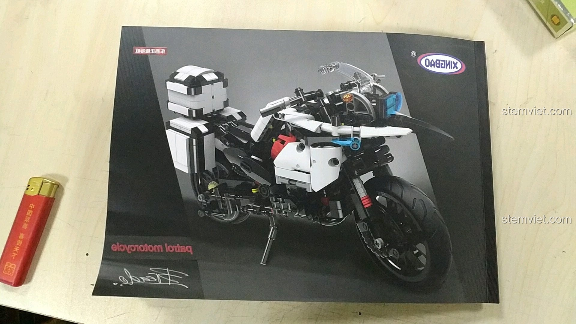 Hộp bộ lắp ráp XINGBAO XB-03019 Mô tô Cảnh sát BMW F700 GS Rallye, thể hiện rõ mô hình xe cảnh sát hoàn chỉnh.