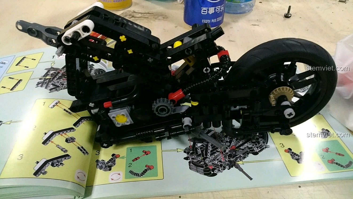 Quá trình lắp ráp khung sườn và động cơ của bộ XINGBAO XB-03019 Mô tô Cảnh sát BMW, hướng dẫn chi tiết.