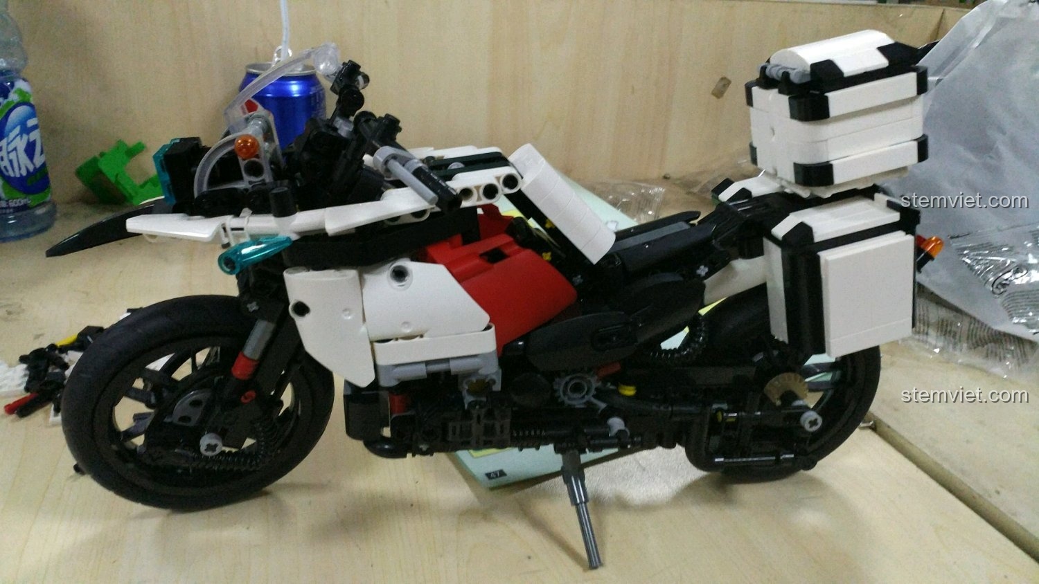 Mô hình XINGBAO XB-03019 Mô tô Cảnh sát BMW F700 GS Rallye đang dần hoàn thiện, thân xe và thùng đồ đã lắp.