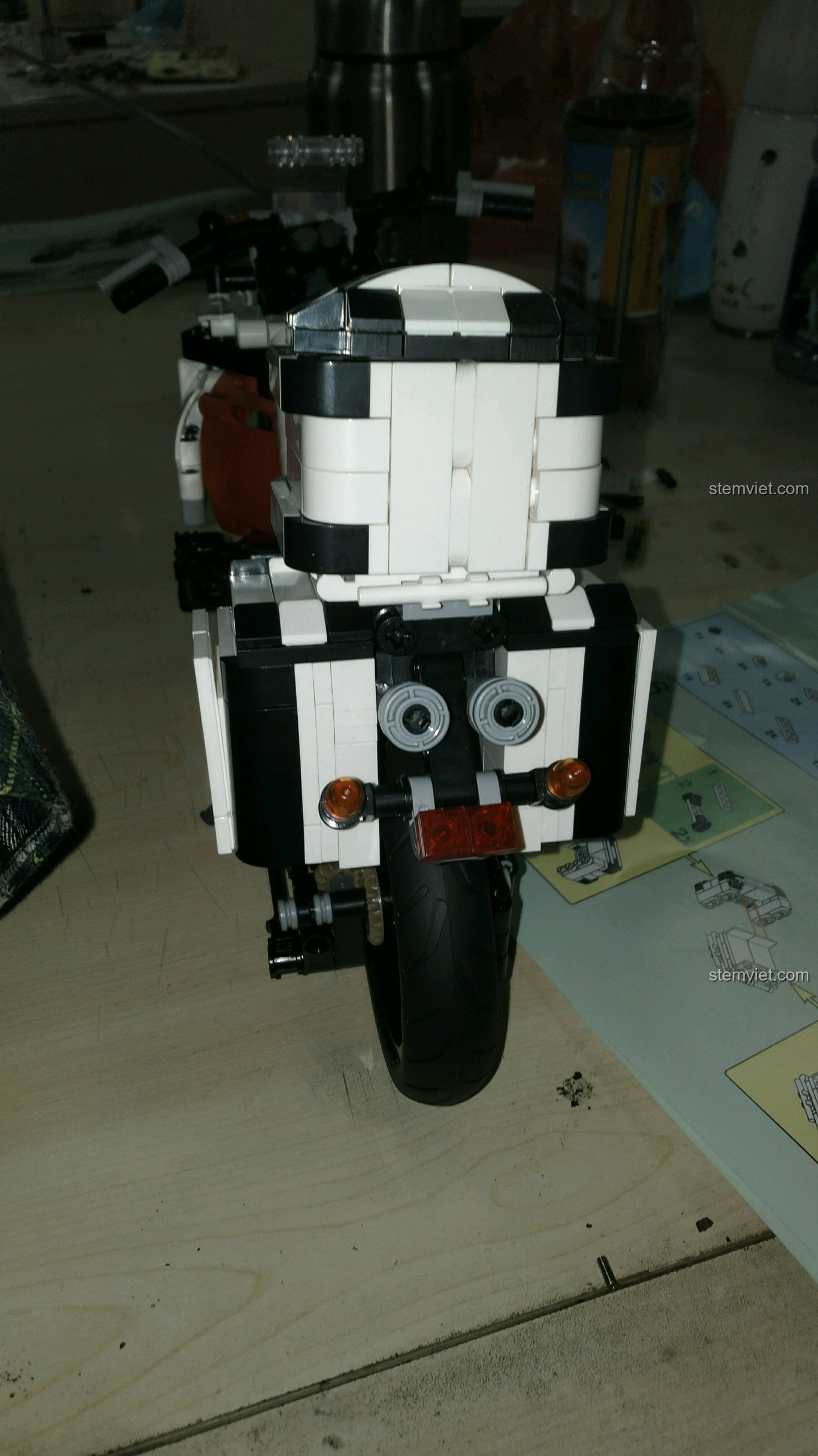 Mặt sau của mô hình XINGBAO XB-03019 Mô tô Cảnh sát BMW F700 GS Rallye, đèn hậu và thùng đồ.