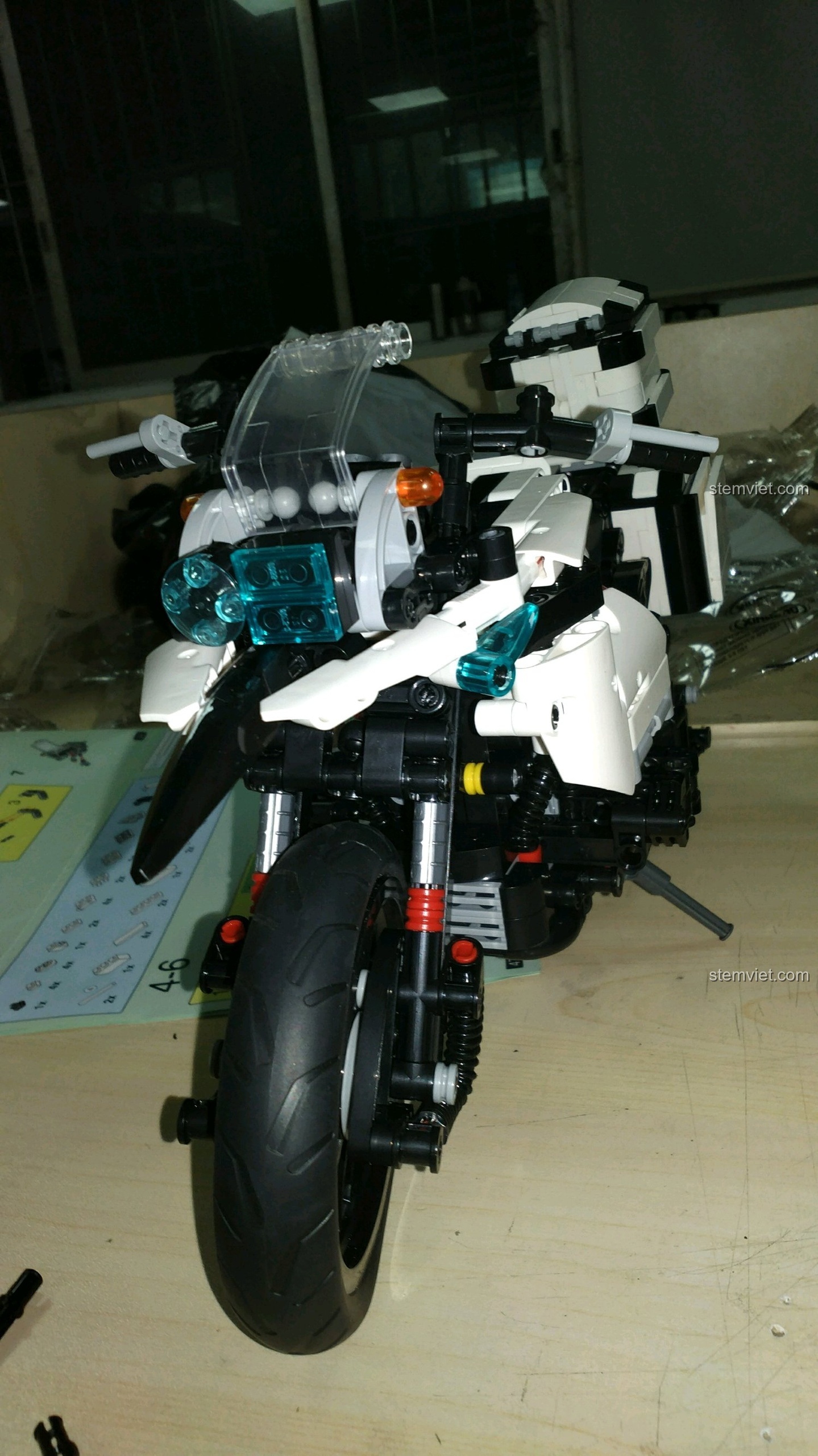 Cận cảnh mặt trước của mô hình XINGBAO XB-03019 Mô tô Cảnh sát BMW F700 GS Rallye, đèn pha và kính chắn gió.