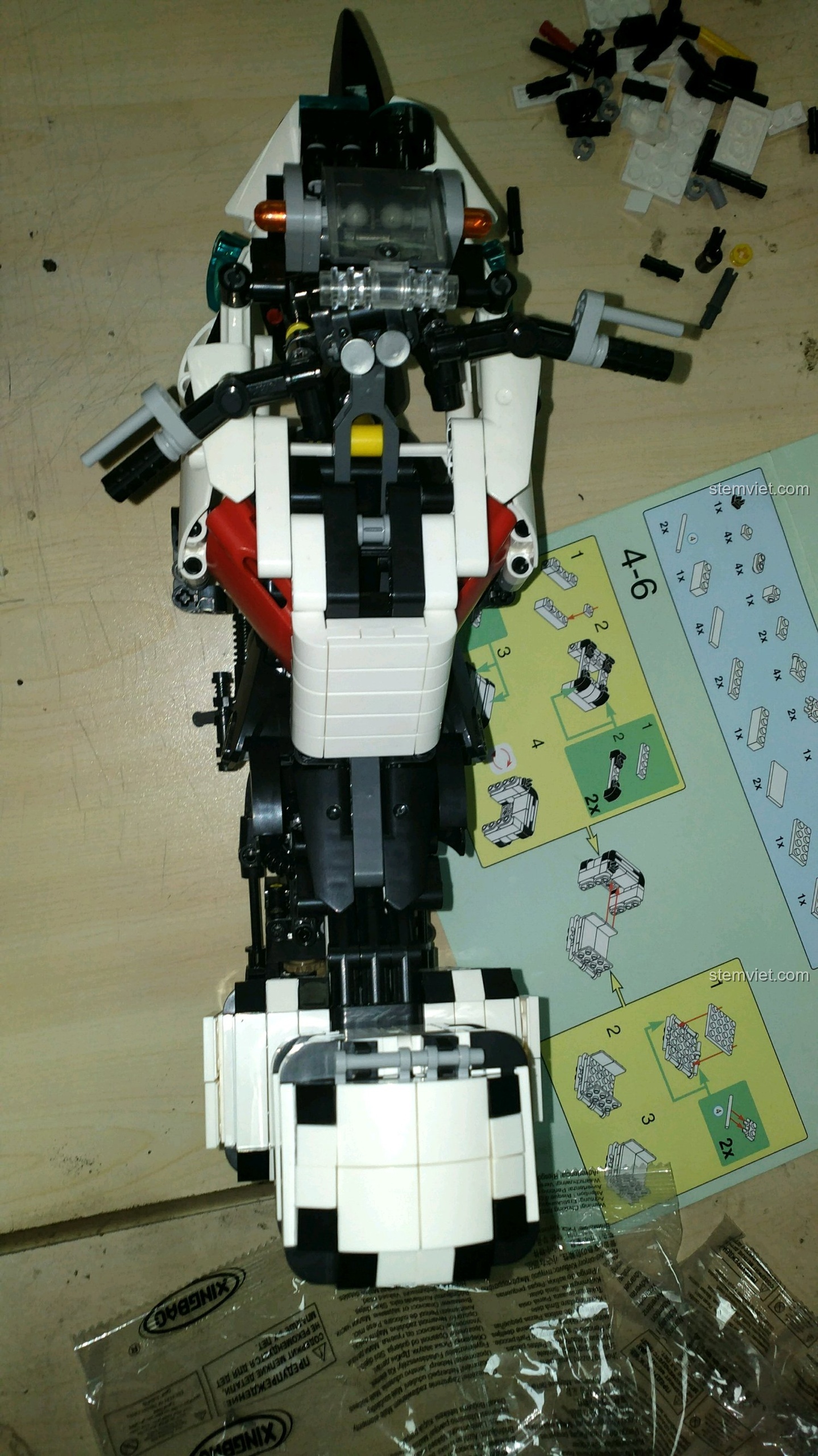 Góc nhìn từ trên xuống của mô hình XINGBAO XB-03019 Mô tô Cảnh sát BMW F700 GS Rallye, tay lái và yên xe.