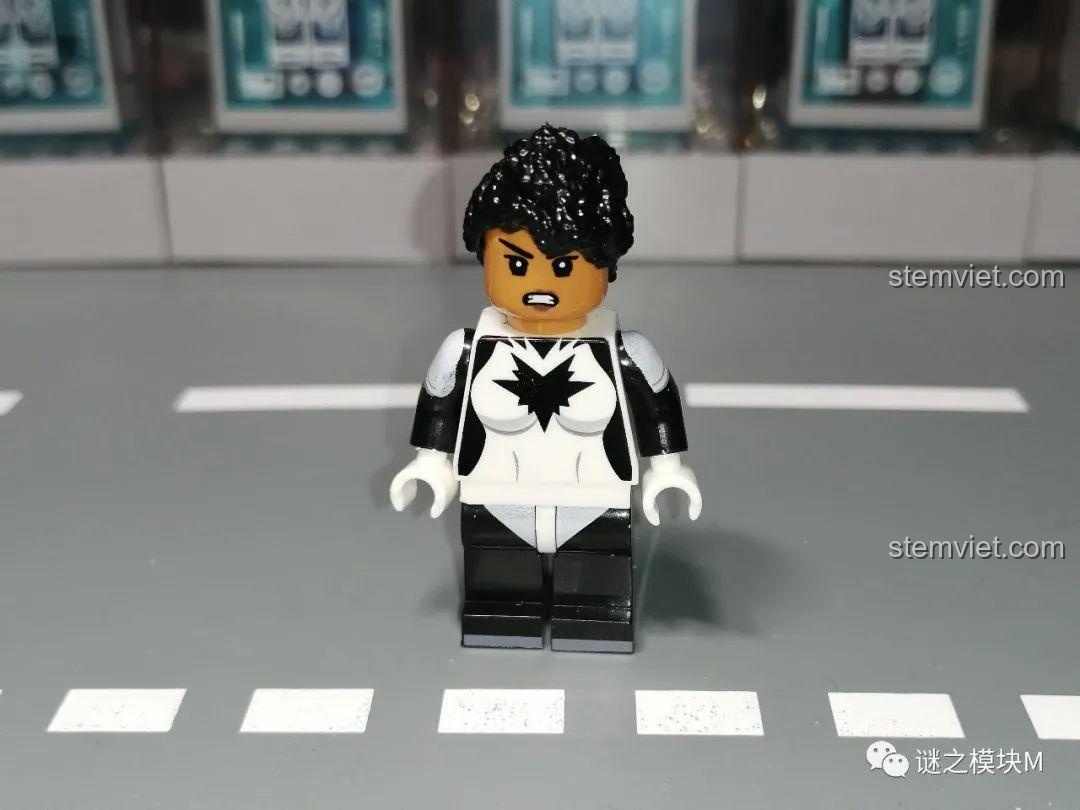 Minifigure Spectrum trong bộ XINH X0306, với trang phục siêu anh hùng trắng đen và biểu cảm quyết đoán, là một phần của bộ đồ chơi Minifigure Marvel.