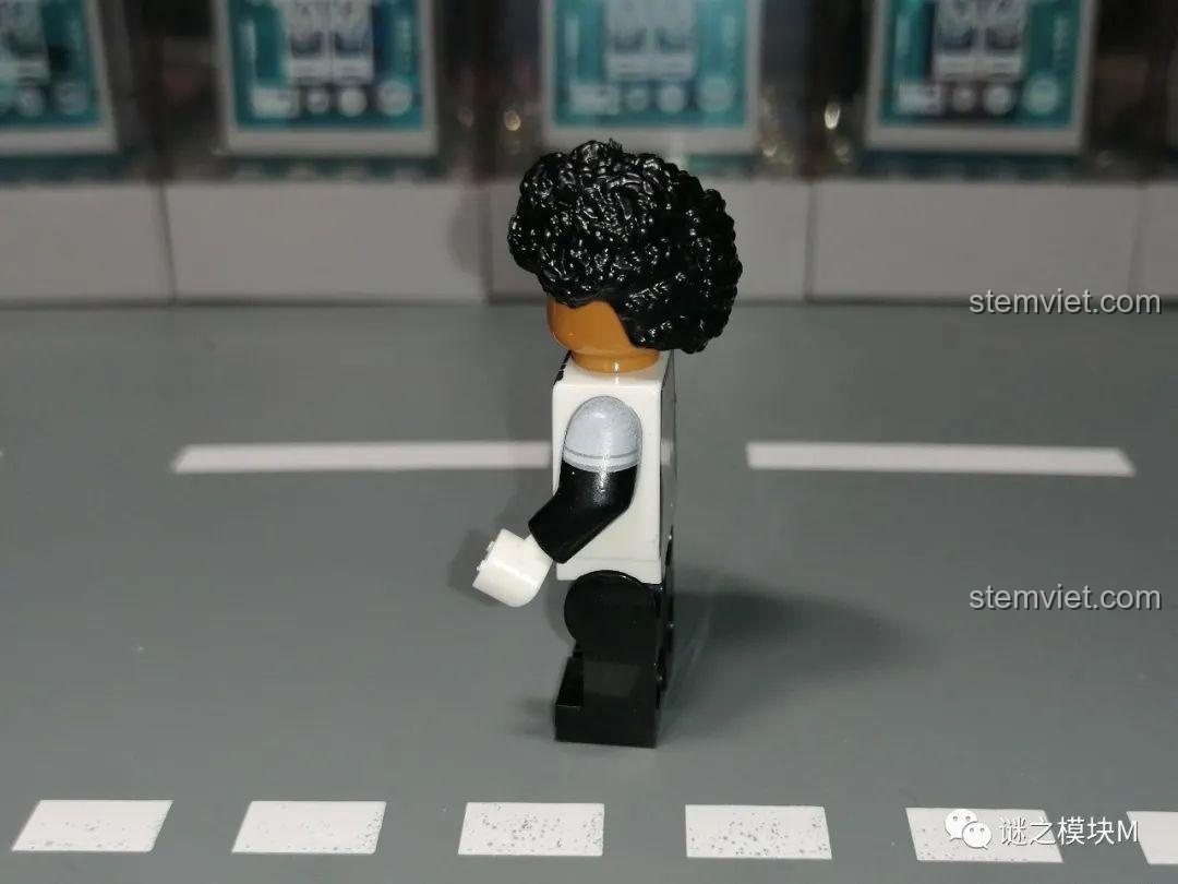 Minifigure Spectrum từ góc nghiêng, thể hiện thiết kế trang phục và chi tiết tóc, cho thấy sự tinh xảo của bộ lắp ghép XINH X0306.