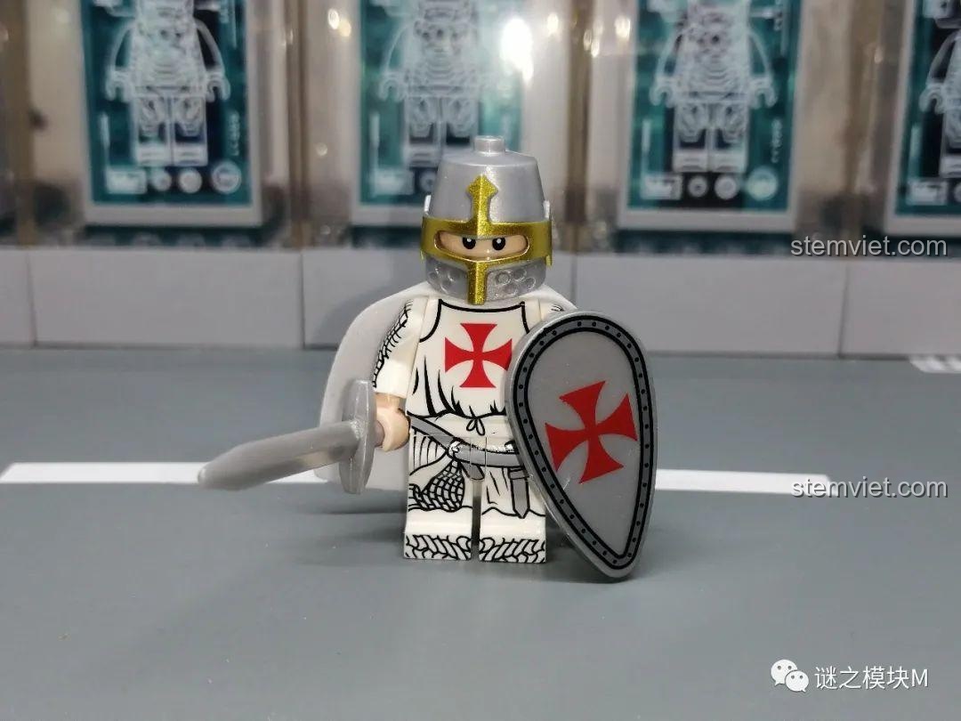 Minifigure Hiệp sĩ Dòng Đền từ bộ XINH với khiên và kiếm, trang phục trắng và chữ thập đỏ. Đồ chơi nhân vật XINH X 316 giá hời.