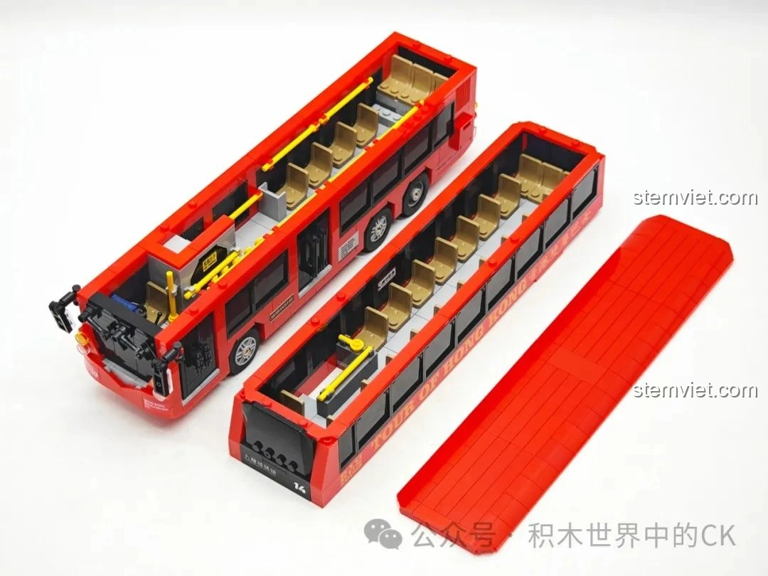 Buồng lái của mô hình Xe Buýt Hai Tầng Hồng Kông Zhe Gao 991012, với vô lăng và bảng điều khiển được tái hiện chi tiết.